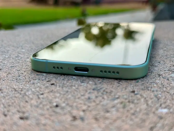 Yeşil iPhone 15'teki USB-C bağlantı noktasının görünümü.
