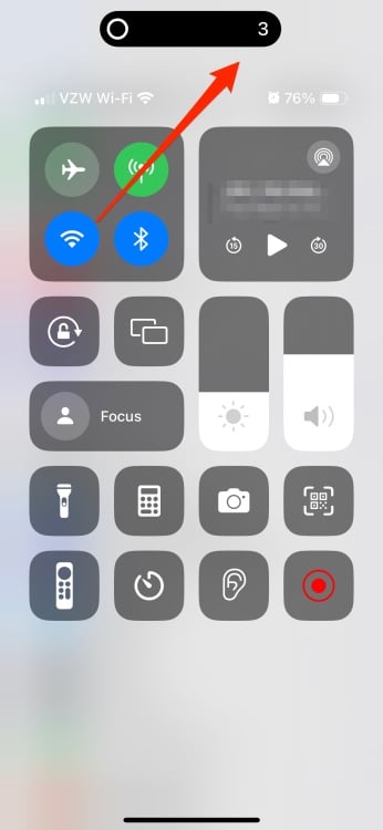 Kayıt düğmesinin açık olduğunu ve kayıt başlayana kadar geri sayımı gösteren iPhone Kontrol Merkezi.