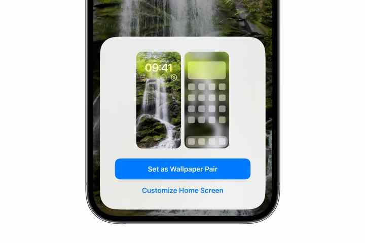 iPhone, kilit ekranından duvar kağıdı çiftini ayarlarken ana ekranı özelleştirme seçeneğini gösteriyor.