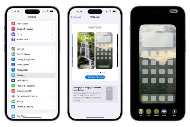 iOS 16.1'deki ayarlar uygulamasından ana ekran duvar kağıdını özelleştirme adımlarını gösteren üç iPhone.