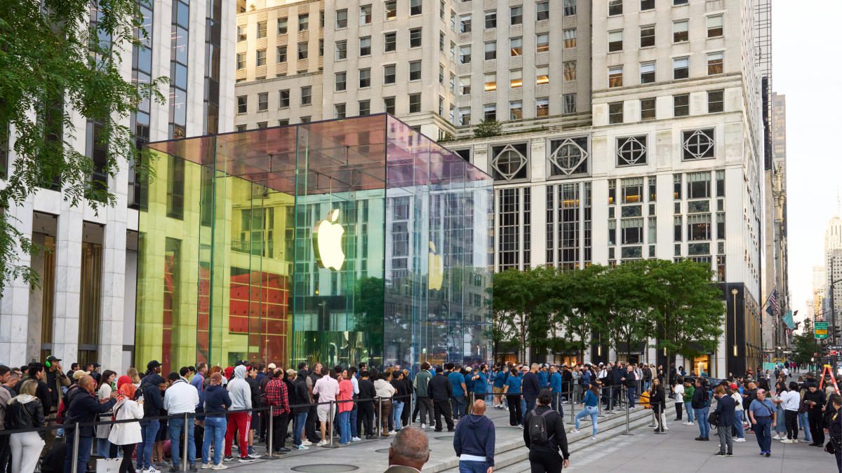 Apple, araba ve sergi projesinin kapanmasının ardından 700’den fazla kişiyi işten çıkarıyor
