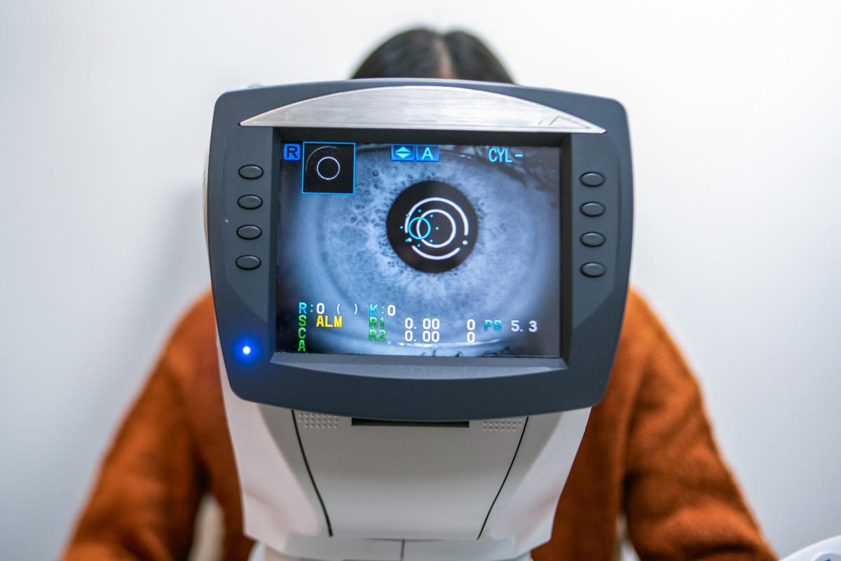 GPT-4 performs close to the level of expert doctors in eye assessments