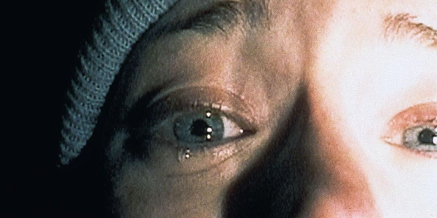 Bir kadın Blair Cadısı Projesi'nden bir kamera tutarken ağlıyor 