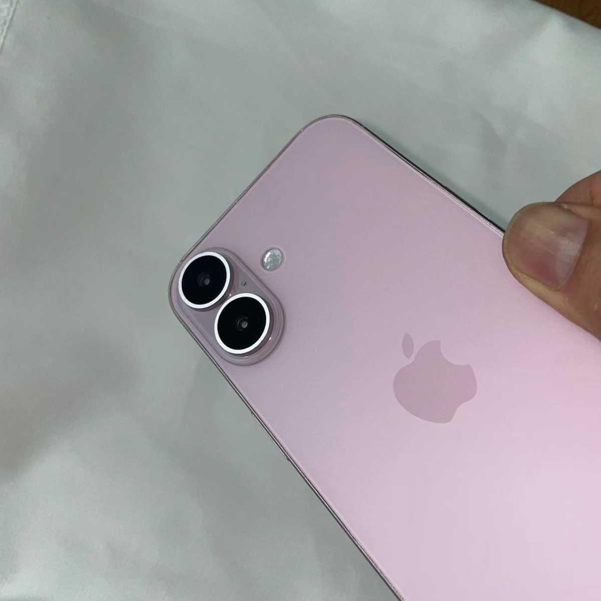 iPhone 16 maketleri dikey kamera hizalamasını ve profesyonel boyutlandırma değişikliklerini gösteriyor