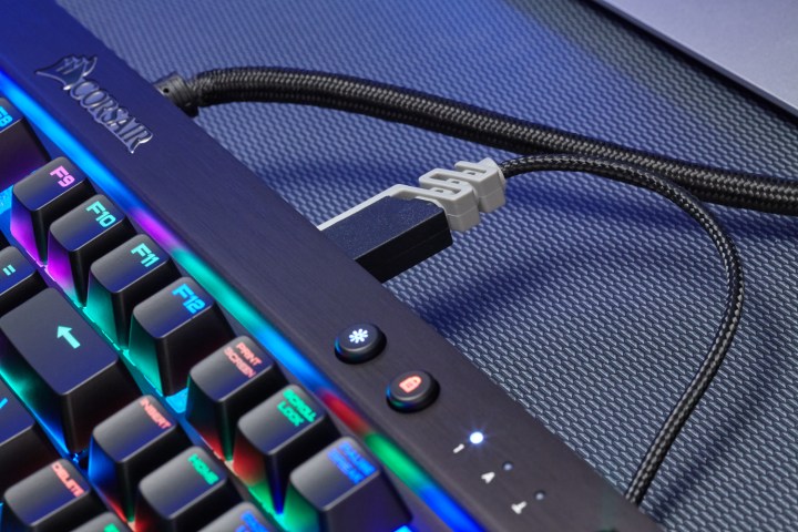 Corsair K70 LUX RGB klavyeye bağlı bir USB kablosu.