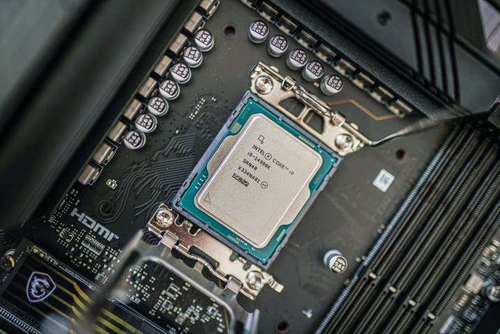 Intel'in 14900K CPU'su bir anakarta takılı.