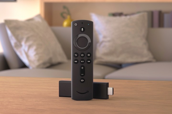 Amazon Fire TV Stick ve uzaktan kumanda oturma odasındaki masanın üzerinde duruyor.