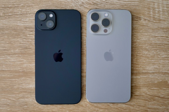 Apple iPhone 15 Plus ve Apple iPhone 15 Pro Max'in arkadan görünüşü.