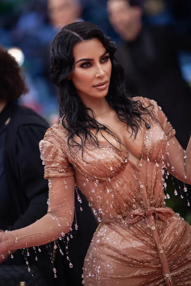 Kim Kardashian 2019'da ıslak illüzyon görünümüyle büyüledi