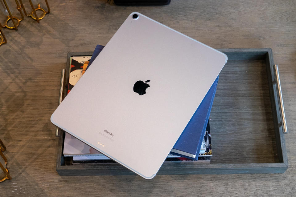 Apple'ın 2024'te piyasaya sürülen 13 inç iPad Air'in fotoğrafları