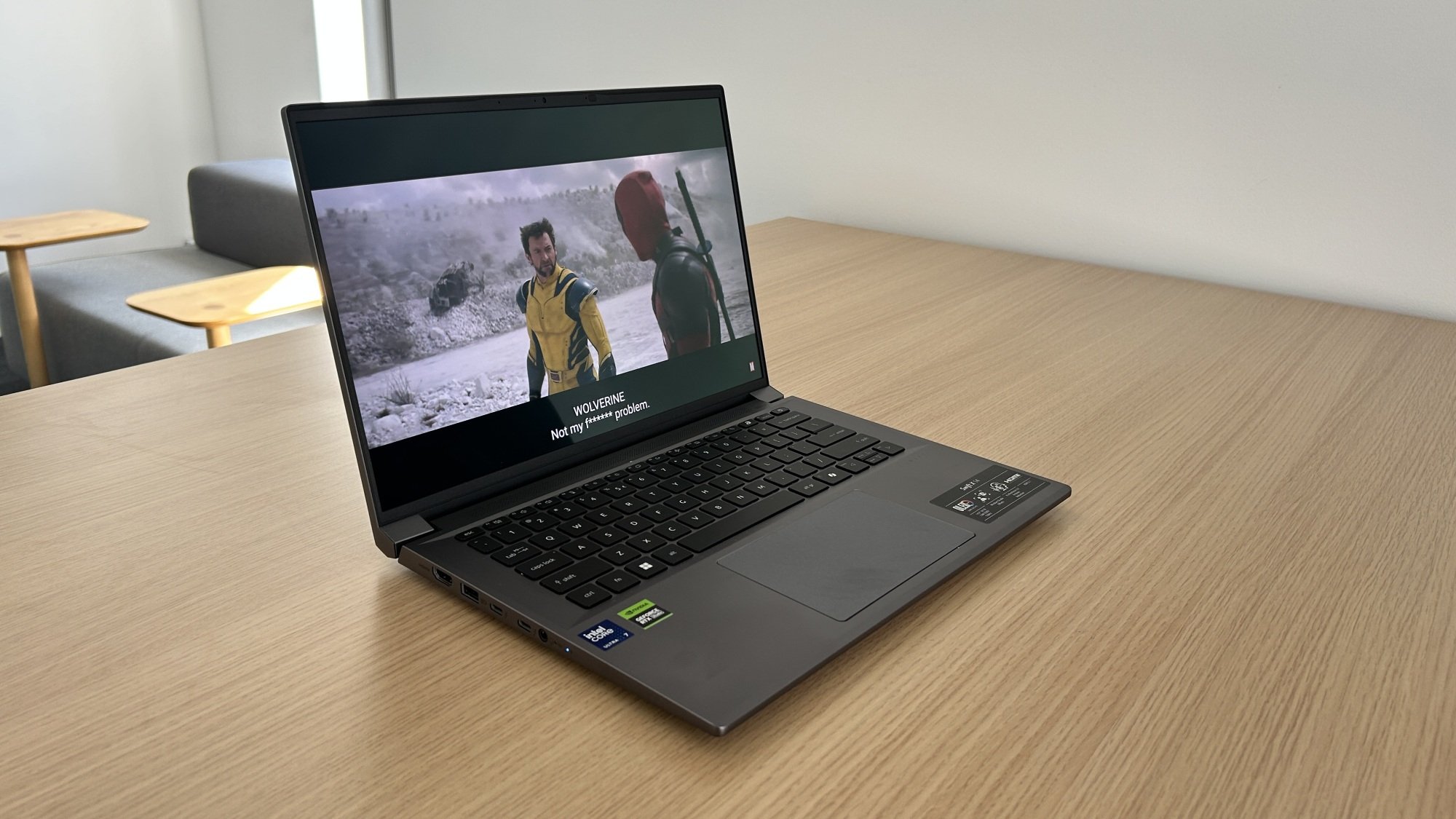 Acer Swift X 14 bir masanın üzerinde