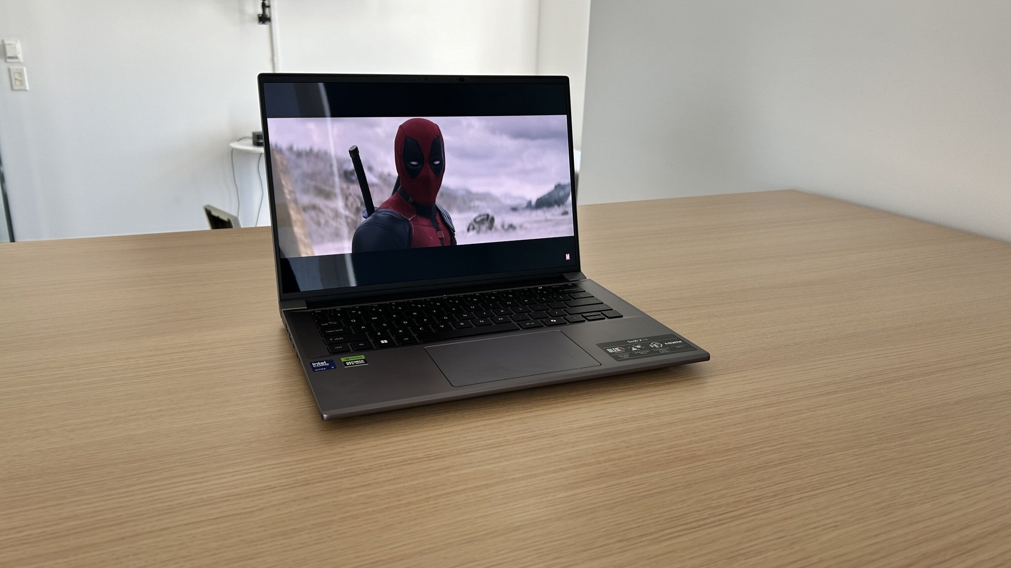 Acer Swift X 14, Deadpool ve Wolverine fragmanının sergilendiği bir masada