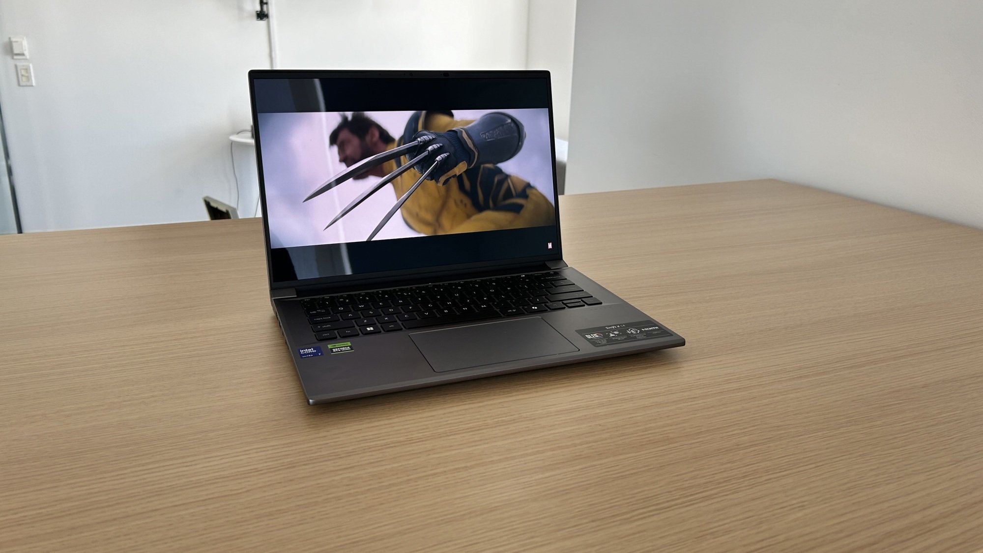 Acer Swift X 14, Deadpool ve Wolverine fragmanının sergilendiği bir masada