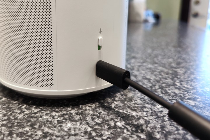 Sonos Era 100'ün arka paneli, mikrofon anahtarını ve analog giriş adaptörlü USB-C bağlantı noktasını gösteriyor.