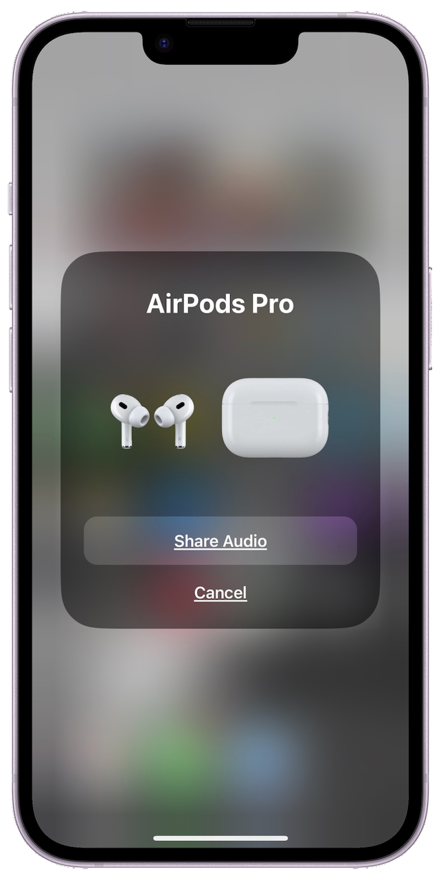 Paylaşılan ses için iki çift AirPod'u telefonunuza nasıl bağlayacağınızı gösteren iPhone ekran görüntüleri.