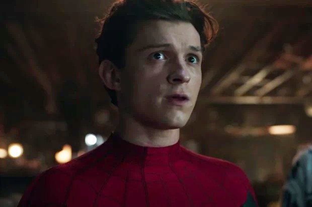 Tom Holland, Spider-Man No Way Home filminde Örümcek kıyafetini giymiş, korkmuş görünüyor