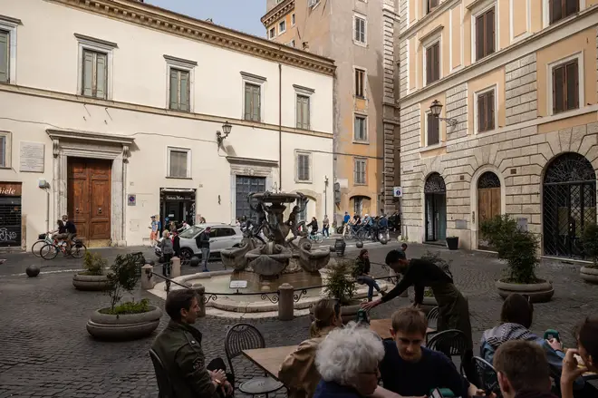 Piazza Mattei'de bulunan Kaplumbağalar Çeşmesi