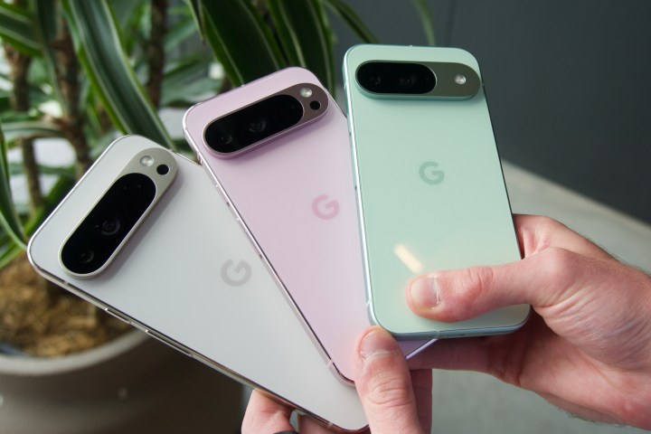 Google Pixel 9 Pro XL, Pixel 9 Pro ve Pixel 9'u tutan biri.