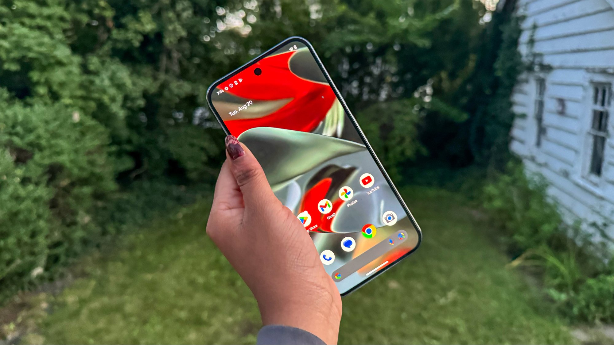 Google Pixel 9 Pro XL, ekranı kameraya bakacak şekilde yukarıda tutuluyor.