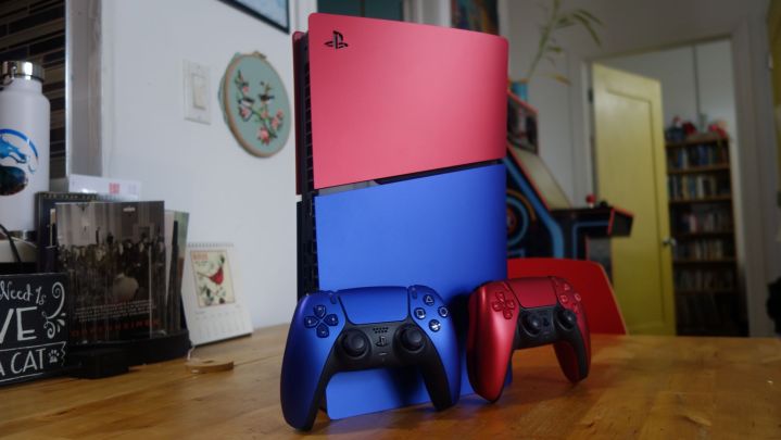 ps5 ince yüz plakaları izlenimleri kırmızı ve mavi kontrolcülerle