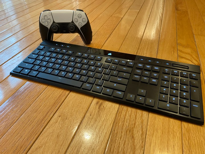 Corsair K100 Air oyun klavyesi ve PS5 uzaktan kumandası.