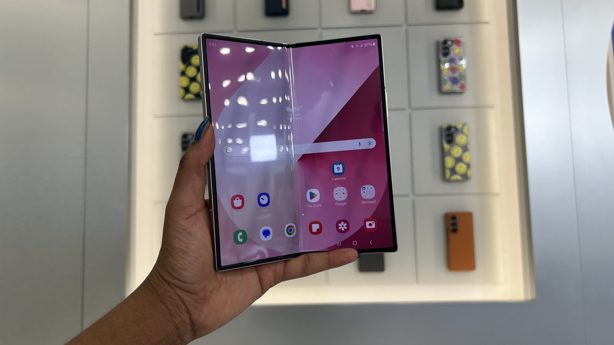 Samsung Galaxy Z Fold 6'yı tutan kadın