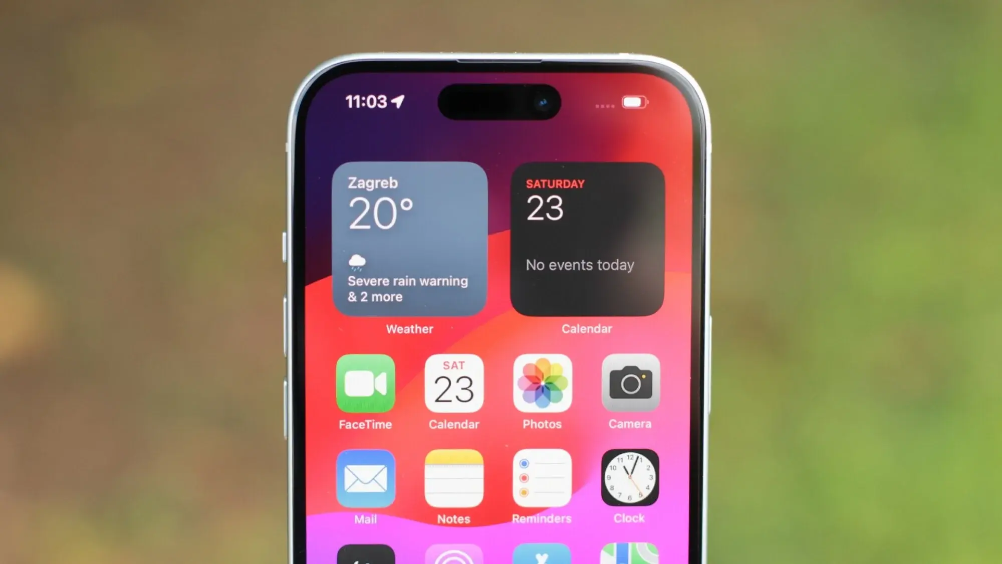 Ana ekranı gösteren Apple iPhone 15 ön ekranı