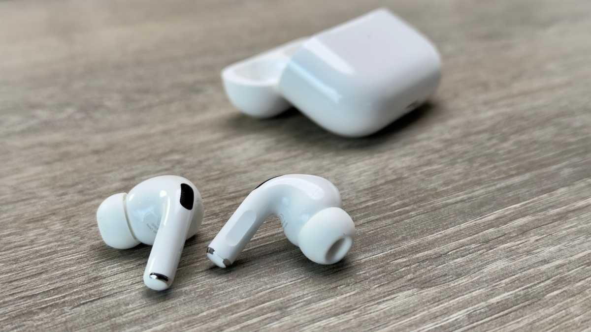 AirPods Pro (2022) kulaklıklarının masa üzerinde yakın çekimi