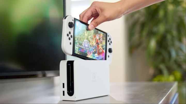 Birisi bir Nintendo Switch OLED modeli alır.