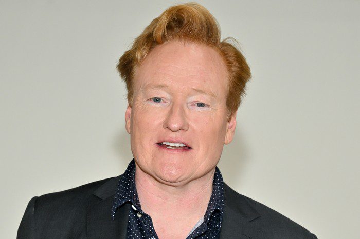 Conan O'Brien siyah ceketli